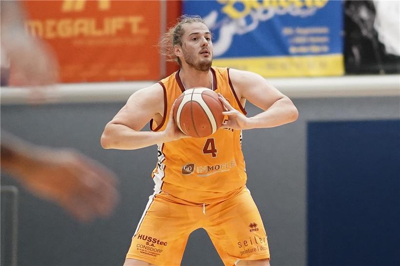 Charel Oly kehrt nach langer Verletzungspause zurück aufs Parkett beim Basketballspiel