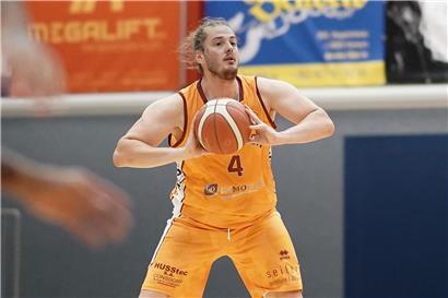 Charel Oly kehrt nach langer Verletzungspause zurück aufs Parkett beim Basketballspiel