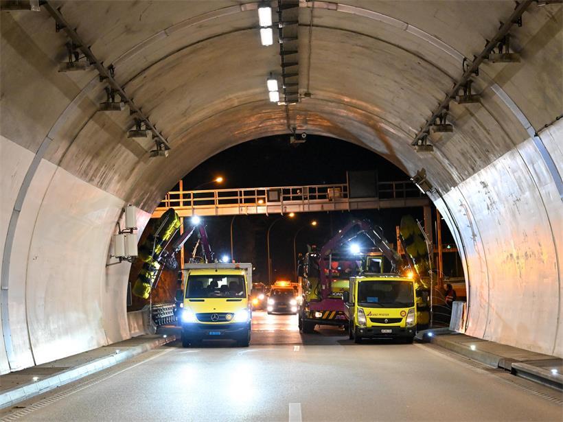 Baustelle mit Arbeitern und Maschinen bei Beginn der Reparaturarbeiten nach monatelangem Warten