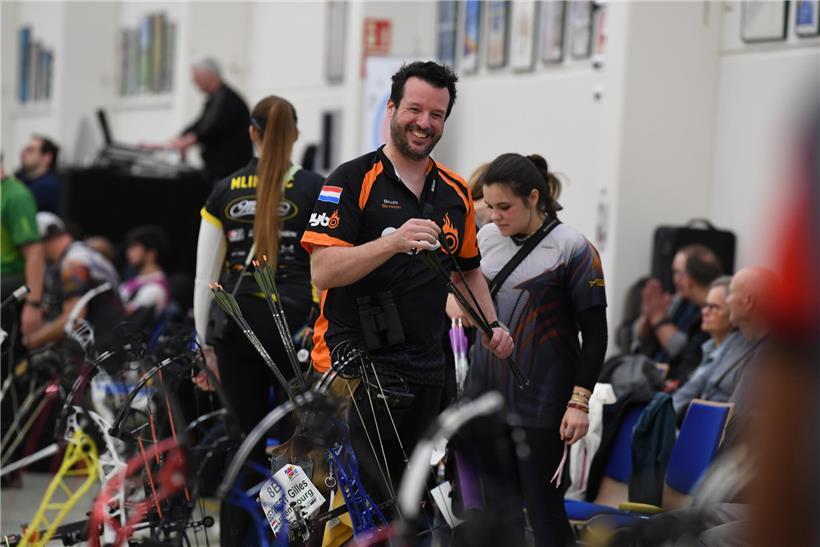 Gilles Seywert mit Compoundbogen beim Meistertitel nach Landesrekord im Bogenschießen