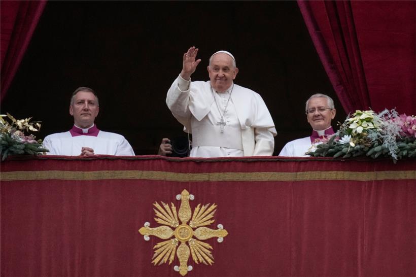 Nach seiner Ansprache spendete Papst Franziskus, Oberhaupt von insgesamt 1,3 Milliarden Katholiken, den Segen Urbi et Orbi

