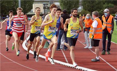 Nach seiner Bronzemedaille bei der U23-Cross-EM schaffte Ruben Querinjean (Nr. 3959) mit dem Rekord über 3.000 Meter einen weiteren Husarenritt
