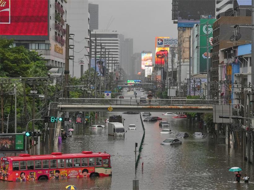 Nach starken Regenfällen sind die Straßen in Bangkok überflutet