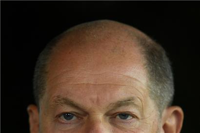 Nach tagelangen Spekulationen um seine Kanzlerkandidatur für die SPD hatte Verteidigungsminister Pistorius am Donnerstagabend seinen Verzicht erklärt. Er stellte sich dabei klar hinter Scholz. 
