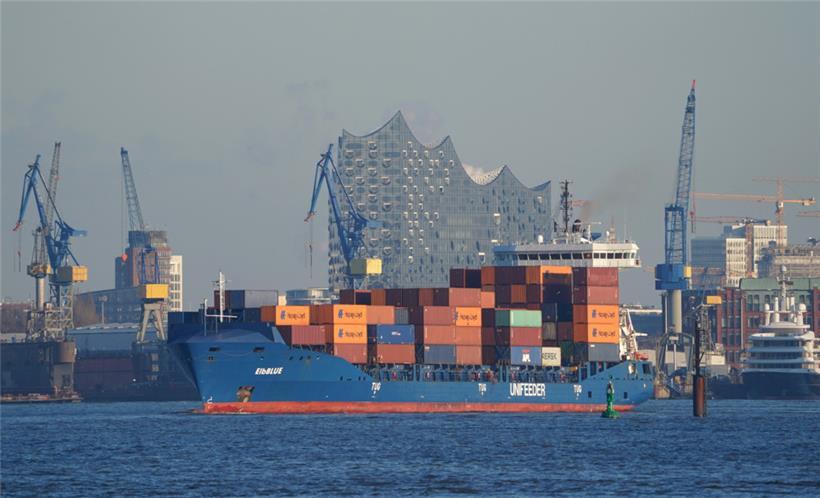 Nach und nach werden die Wirtschaftsprognosen wieder optimistischer. Auf dem Bild zu sehen ist ein kleines Containerschiff im Containerterminal im Hafen von Hamburg.
