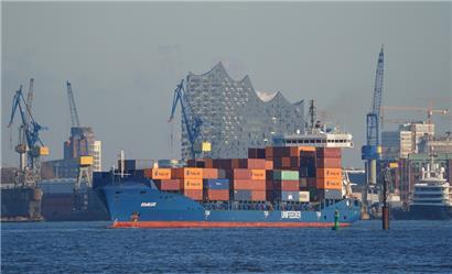 Nach und nach werden die Wirtschaftsprognosen wieder optimistischer. Auf dem Bild zu sehen ist ein kleines Containerschiff im Containerterminal im Hafen von Hamburg.
