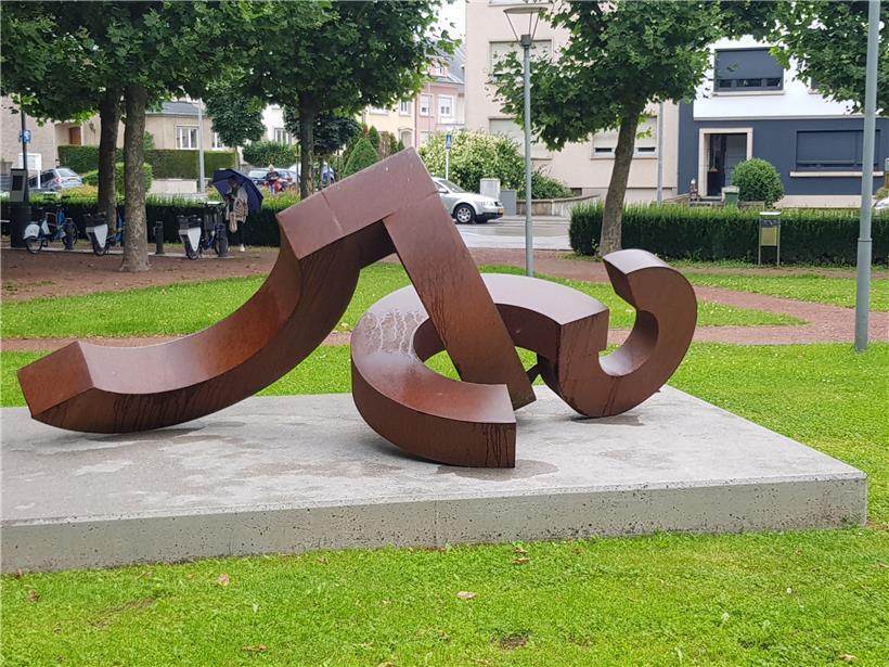 Nach vier Jahren erstrahlt die Metallskulptur „Au coeur des racines“ endlich in neuem Glanz
