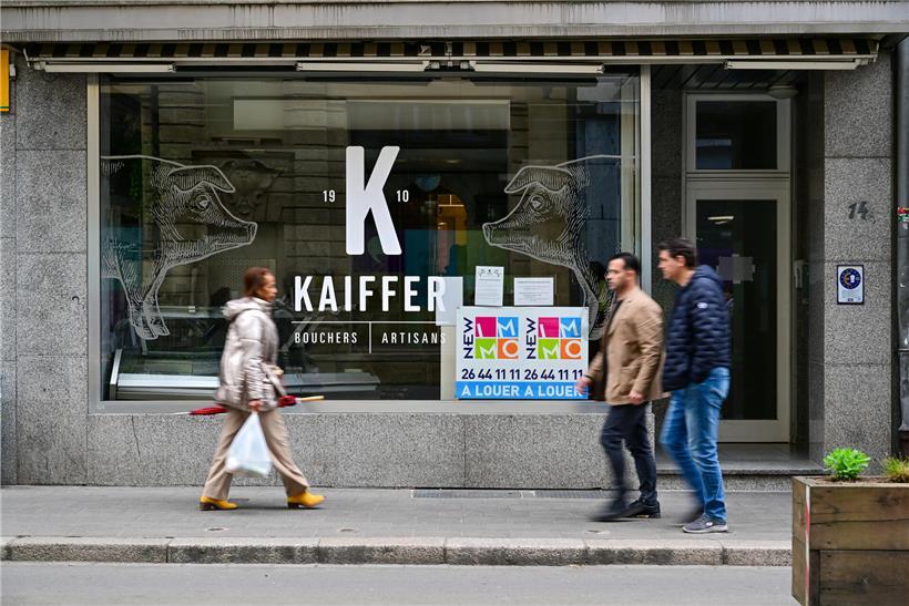 Alt-Tag: Geschlossene Metzgerei Kaiffer nach vier Jahren in der Straße – Geschäftsschließung und Ladenfront ohne Kunden