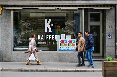 Alt-Tag: Geschlossene Metzgerei Kaiffer nach vier Jahren in der Straße – Geschäftsschließung und Ladenfront ohne Kunden