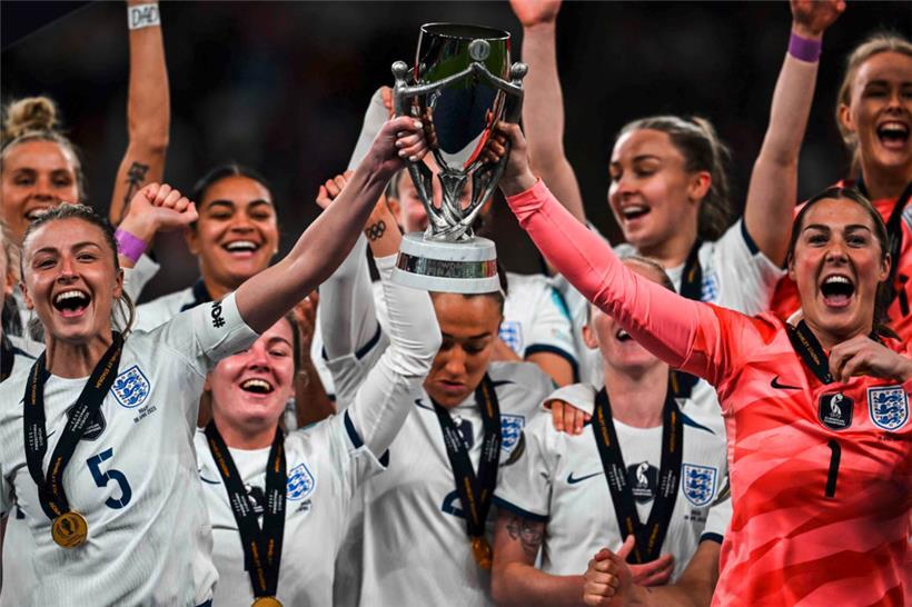 Nach zahlreichen Enttäuschungen bei den Männern feierten zuletzt die „Lionesses“ in Wembley die größeren Erfolge mit dem Europameistertitel und dem Gewinn des „Finalissima“
