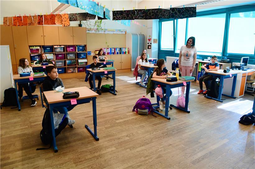 Nach zehn Wochen Unterbrechung drücken die Grundschüler wieder die Schulbank
