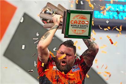 Nach zwei Finalniederlagen 2019 und 2022 durfte Michael Smith endlich die Sid-Waddell-Trophäe stemmen
