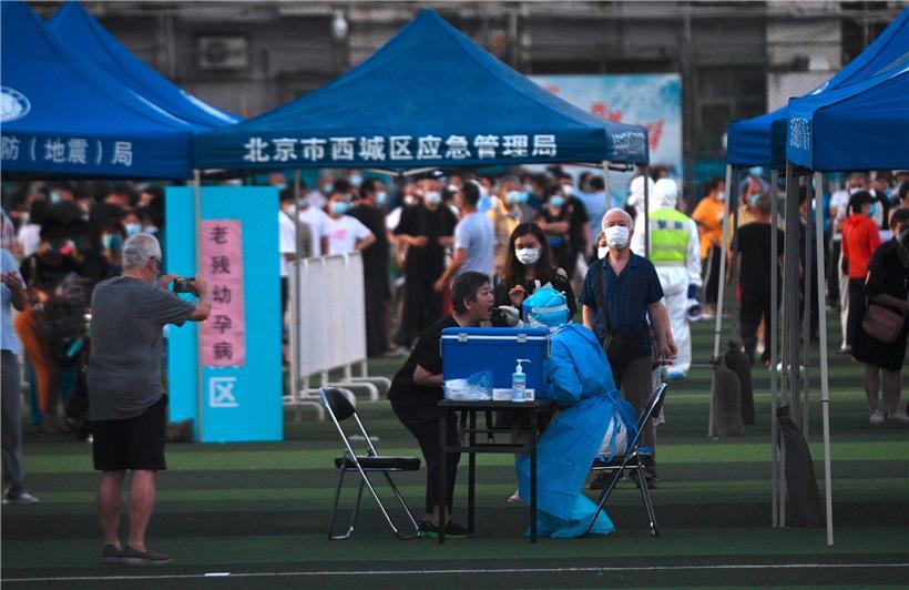 Nachdem Infektionsfälle mit dem Coronavirus ausgehend von einem Frischmarkt wieder vermehrt aufgetreten sind, werden nun Massentests in Peking durchgeführt
