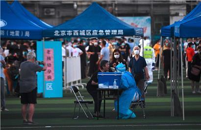 Nachdem Infektionsfälle mit dem Coronavirus ausgehend von einem Frischmarkt wieder vermehrt aufgetreten sind, werden nun Massentests in Peking durchgeführt
