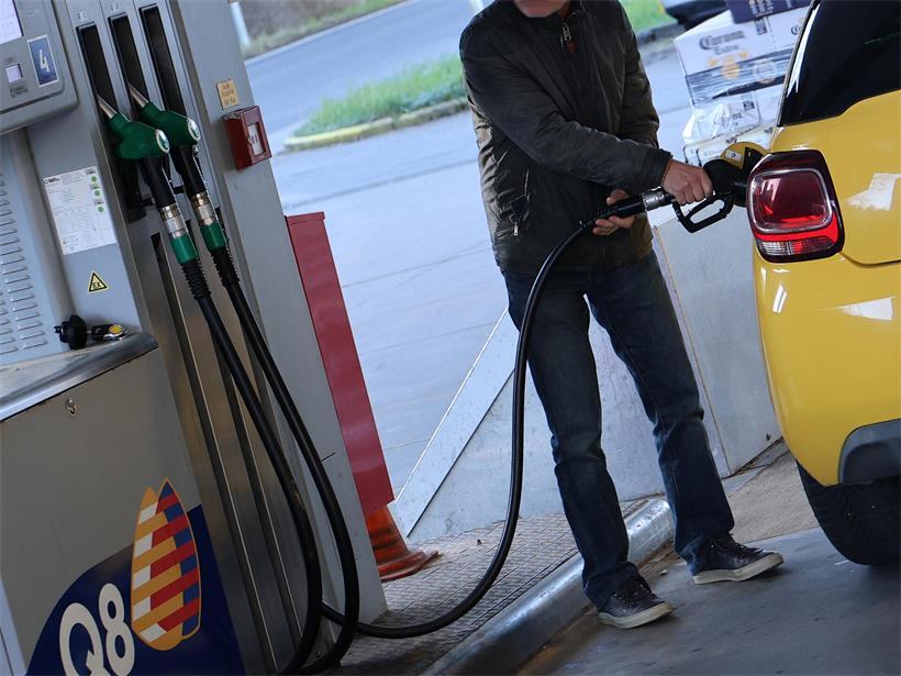 Nachdem am Freitag Diesel bereits teurer wurde, ziehen am Wochenende beide Benzinsorten nach