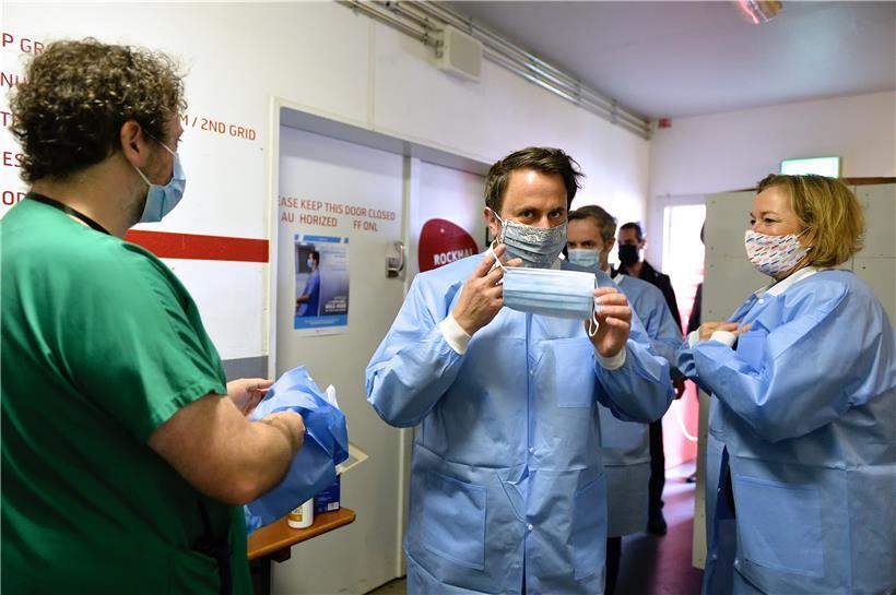 Nachdem der erste Entwurf auf Ablehnung gestoßen war, wollen Premierminister Xavier Bettel (M.) und Gesundheitsministerin Paulette Lenert (r.) dem Parlament am Dienstag eine überarbeitete Version des Covid-19-Gesetzentwurfs vorlegen
