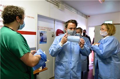 Nachdem der erste Entwurf auf Ablehnung gestoßen war, wollen Premierminister Xavier Bettel (M.) und Gesundheitsministerin Paulette Lenert (r.) dem Parlament am Dienstag eine überarbeitete Version des Covid-19-Gesetzentwurfs vorlegen
