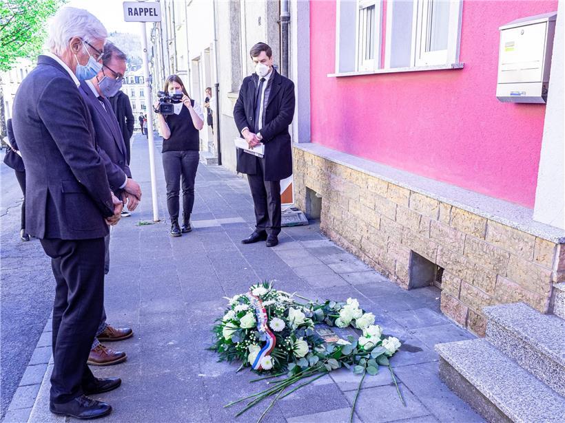 Nachdem die Stolpersteine gesetzt sind, wird innegehalten
