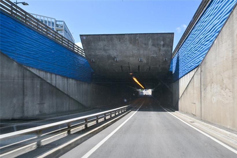 Nachdem die Straßenbauverwaltung den Abfluss gereinigt hatte, konnten Wasser und Verkehr am Montag zur Mittagsstunde wieder fließen

