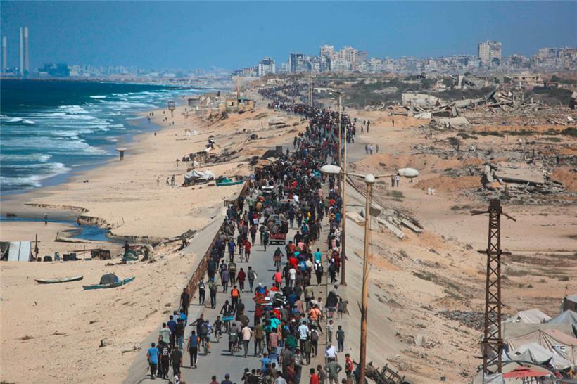 Nachdem die israelische Armee mit ihrem Rückzug begonnen hat, ziehen die Menschen auf der Al-Rashid-Straße nach Gaza-Stadt zurück
