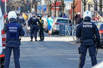 Nachdem ein 19-Jähriger mit seinem Scooter einen Unfall mit einem Polizeifahrzeug hatte und dabei gestorben war, fanden sich viele dazu berufen,  unter anderem städtisches Mobiliar zu zertrümmern
