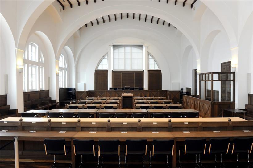 Nachdem ein Angeklagter sich im Gerichtssaal mit einer Rasierklinge – die er zwischen Zahnfleisch und Zähnen versteckt hatte – verletzt hat, prüft die Polizei den Vorfall und will gegebenenfalls zusätzliche Maßnahmen ergreifen
