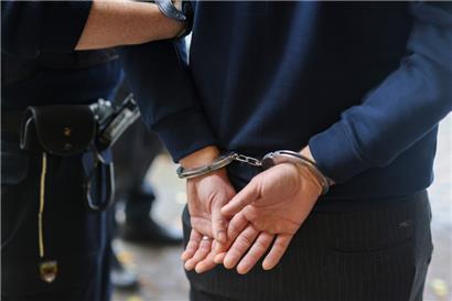 Nachdem ein Betrunkener in Esch randaliert und Widerstand gegen die Polizei geleistet hatte, musste er die Nacht im Arrest verbringen
