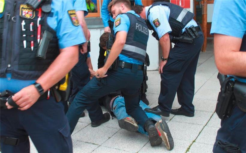 Nachdem er die AfD-Politikerin mit Fäkalien beschmiert hatte, konnte der Täter von der Polizei überwältigt werden. Gegen ihn laufen nun Ermittlungsverfahren wegen Körperverletzung, Beleidigung und Widerstand gegen Polizeibeamte.
