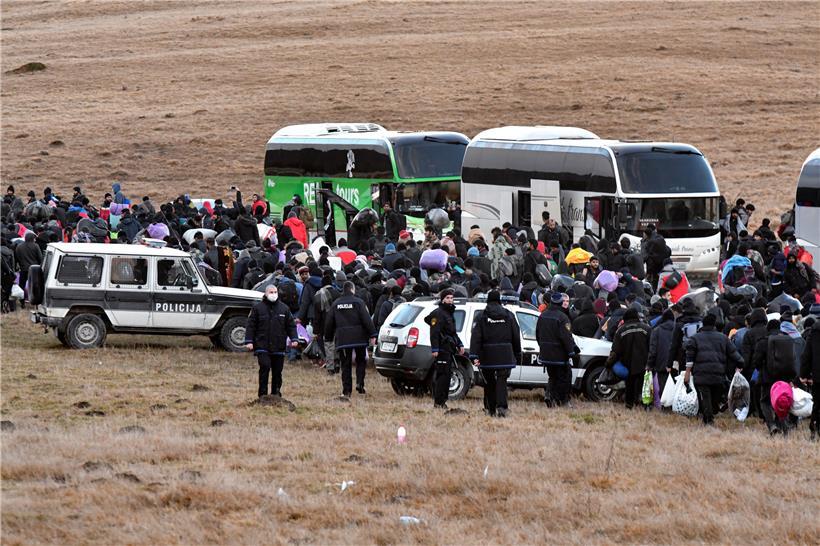 Nachdem sie am Mittwoch rund 24 Stunden in Autobussen ausgeharrt hatten, mussten die Migranten mit ihren Habseligkeiten zurück zum Lager Lipa, das allerdings nicht bewohnbar ist
