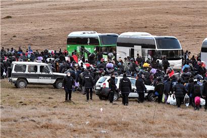 Nachdem sie am Mittwoch rund 24 Stunden in Autobussen ausgeharrt hatten, mussten die Migranten mit ihren Habseligkeiten zurück zum Lager Lipa, das allerdings nicht bewohnbar ist

