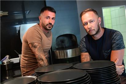 Nachdenklich: Adrien Jabour und Guillaume Garnier werden am Freitag nicht öffnen. Sie wollen die weitere Entwicklung und die Erfahrungen befreundeter Restaurantbesitzer abwarten.
