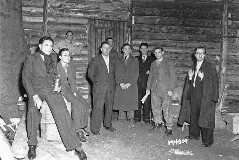 Nachkriegsaufnahme der im Bunker versteckten Personen, in der Mitte Theo Jacoby