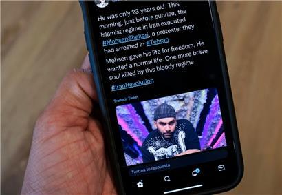 Nachricht über die vom iranischen Staat durchgeführte Ermordung des 23-jährigen Mohsen Schekari auf einem Handy

