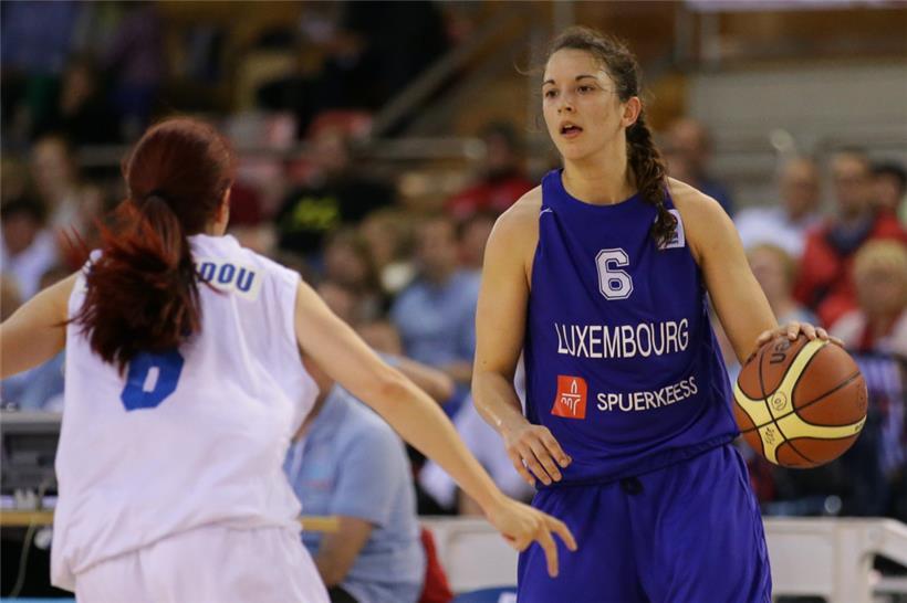 Nadia Mossong (in Blau) bei den JPEE 2013 in Luxemburg, bei denen die FLBB-Damen die Goldmedaille gewinnen konnten

