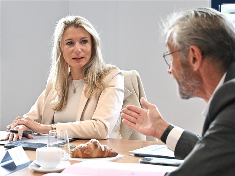 Nadine Braconnier, neue Bürgermeisterin der Gemeinde Kärjeng, bei offizieller Amtseinführung im Rathaus
