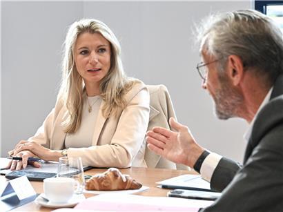 Nadine Braconnier, neue Bürgermeisterin der Gemeinde Kärjeng, bei offizieller Amtseinführung im Rathaus