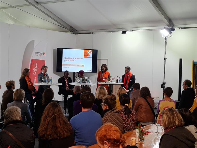 Nadine Conrardy (l.), Leiterin der Abteilung „Soziale Aktion und Gesundheit“ des Luxemburger Roten Kreuzes, bei der Debatte mit Marc Bichler, Prosper Zombre, Ali Bandiaré und Elisabeth Gueye
