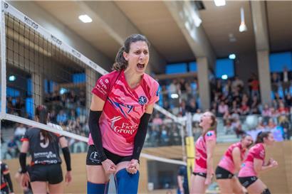 Nadia Schaus und Team feiern Sieg und träumen vom Meistertitel im Handball-Spiel spannend und entschlossen