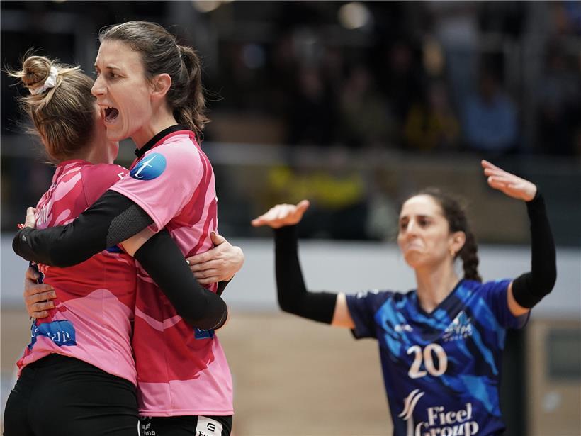 Nadja Schaus und Lara Picht gemeinsam im Sportoutfit, entschlossen für Gym-Triumph im Wettkampf