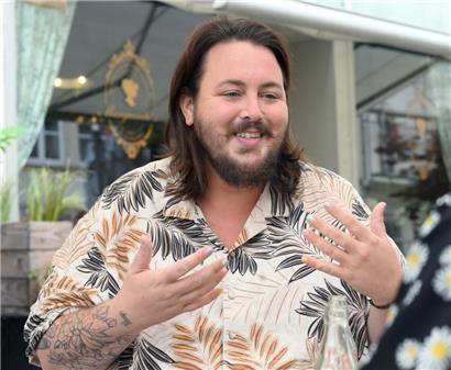 Nägel in Pastellfarben und ein gemustertes Hemd: Yannick Schumacher hebt sich gerne von der Masse ab – was längst nicht allen gefällt 
