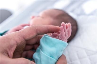 Nähe ist für Babys, aber auch deren Mütter wichtig. Deshalb setzen Hebammen bei der Ausübung ihres Berufs auf Berührungen.
