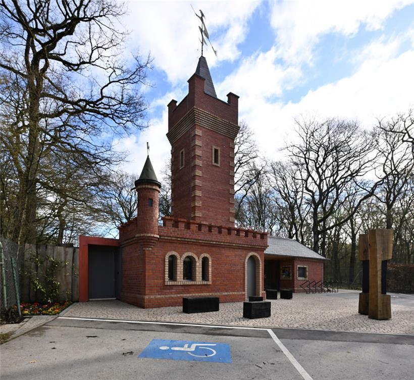 Näher kann man nicht am Märchenpark schlafen. Das Architekturbüro „Coeba Dave Lefèvre und Partner“ hat den schlossartigen Eingangsbereich in eine Herberge mit Märchengrotte umgebaut. Eine Leiter im Innern führt bis hoch in den Turm.
