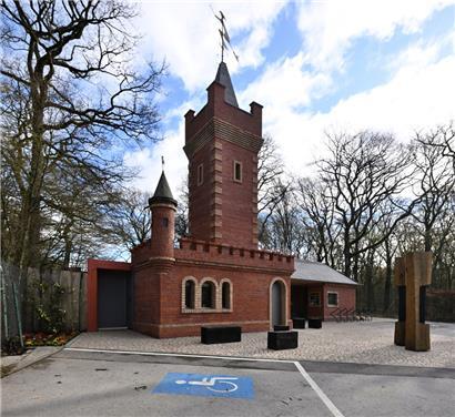 Näher kann man nicht am Märchenpark schlafen. Das Architekturbüro „Coeba Dave Lefèvre und Partner“ hat den schlossartigen Eingangsbereich in eine Herberge mit Märchengrotte umgebaut. Eine Leiter im Innern führt bis hoch in den Turm.
