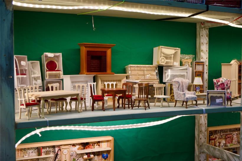 Nahaufnahme der präzise gearbeiteten Miniaturmöbel, die die Liebe zum Handwerk u...