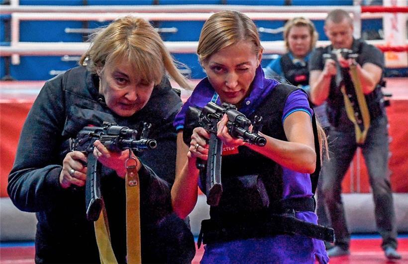  Nahe Moskau lernen Mitglieder eines patriotischen Vereins das Schießen
