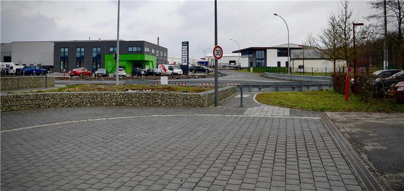 Nahe dem Bahnhof muss die rue de la Continentale mit der Gewerbezone „Op Zaemer“...