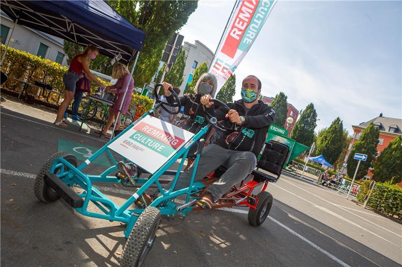 Nancy Braun und Thierry Kruchten im Esch2022-Tretmobil

