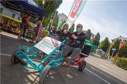 Nancy Braun und Thierry Kruchten im Esch2022-Tretmobil
