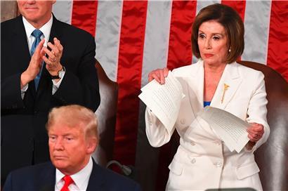 Nancy Pelosi bleibt scharfzüngig: Verglichen mit der Alternative sei es höflicher gewesen, die Rede zu zerreißen
