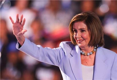 Nancy Pelosi musste nach einem Sturz bei ihrem Besuch in Luxemburg eine neue Hüfte bekommen
